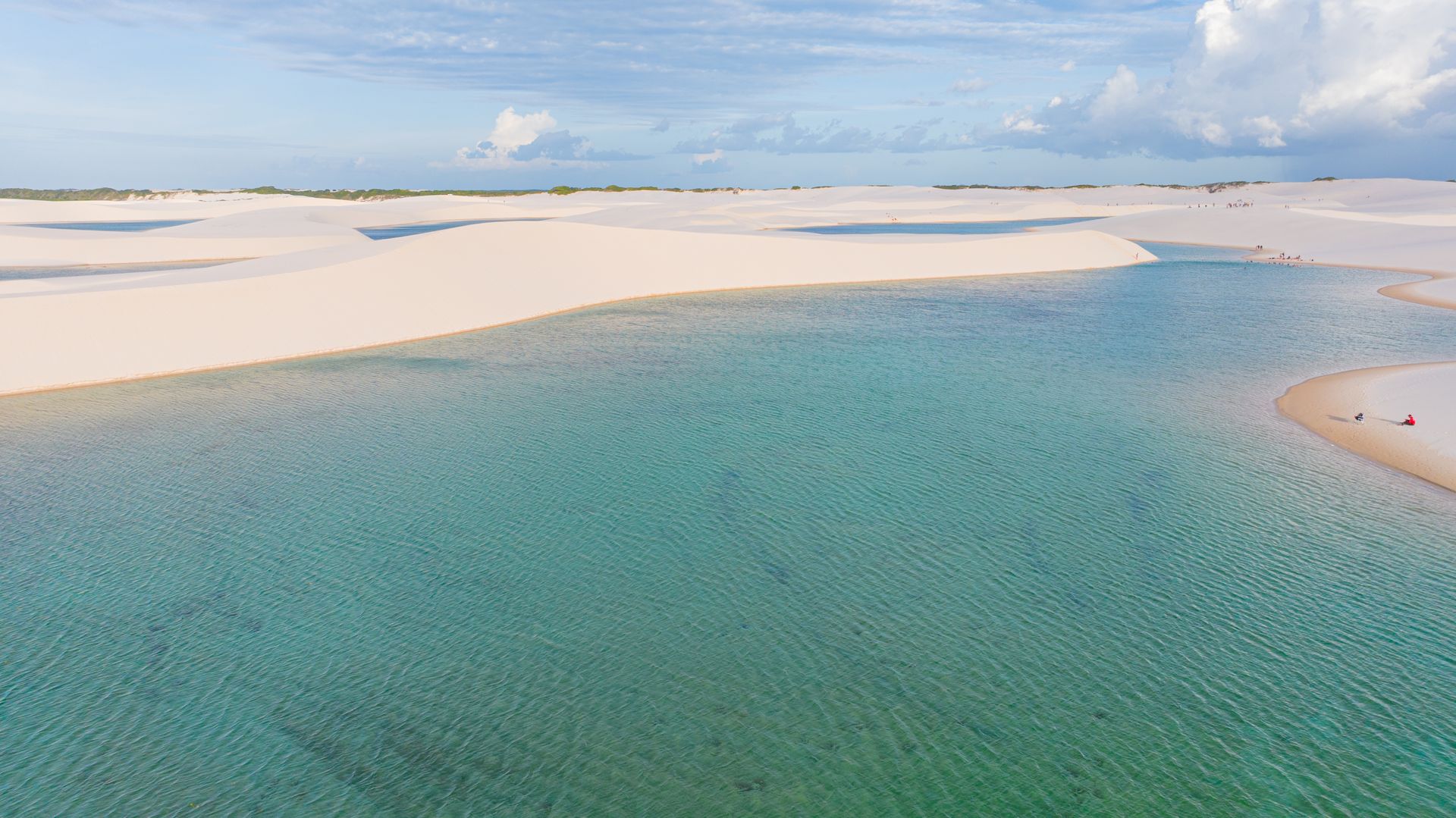 Lagoas turquesa entre as dunas brancas dos Lençóis Maranhenses